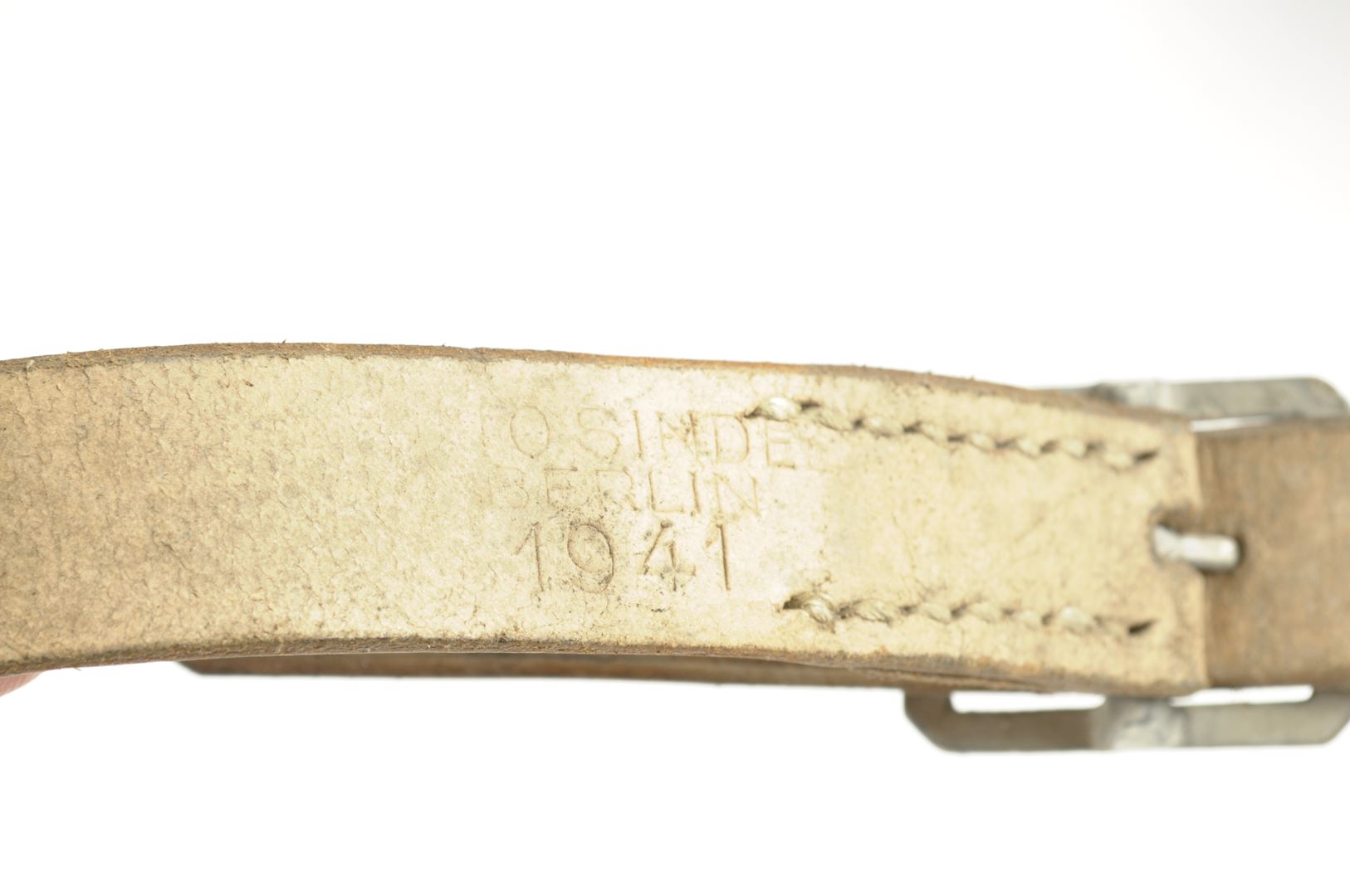 Sangle de boitier à jumelles datée 1941