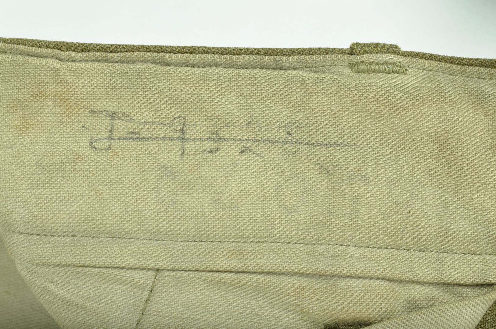 Pantalon moutarde daté 1941