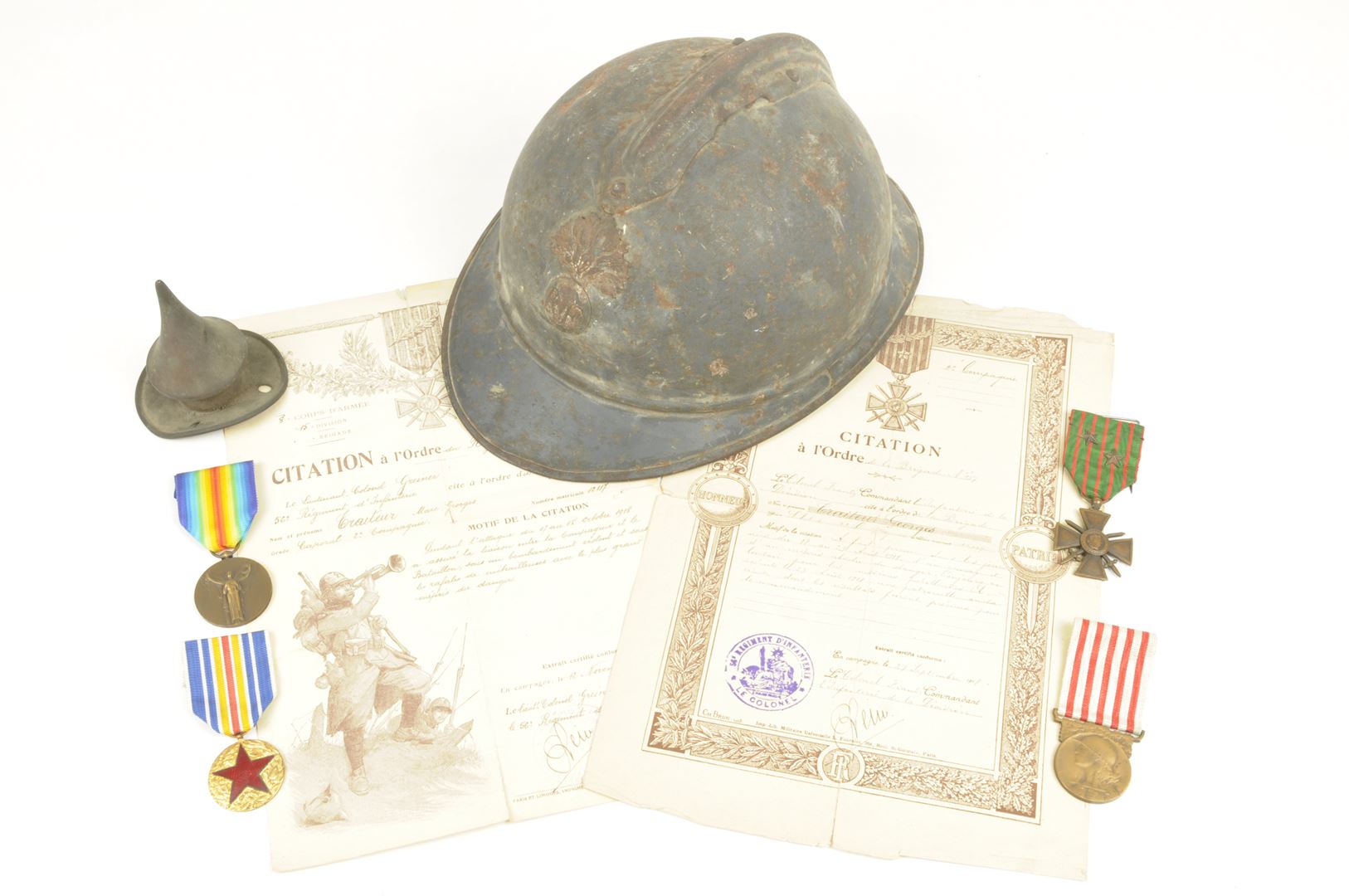 Souvenirs du soldat TRAITEUR 56ième RI / Casque et documents