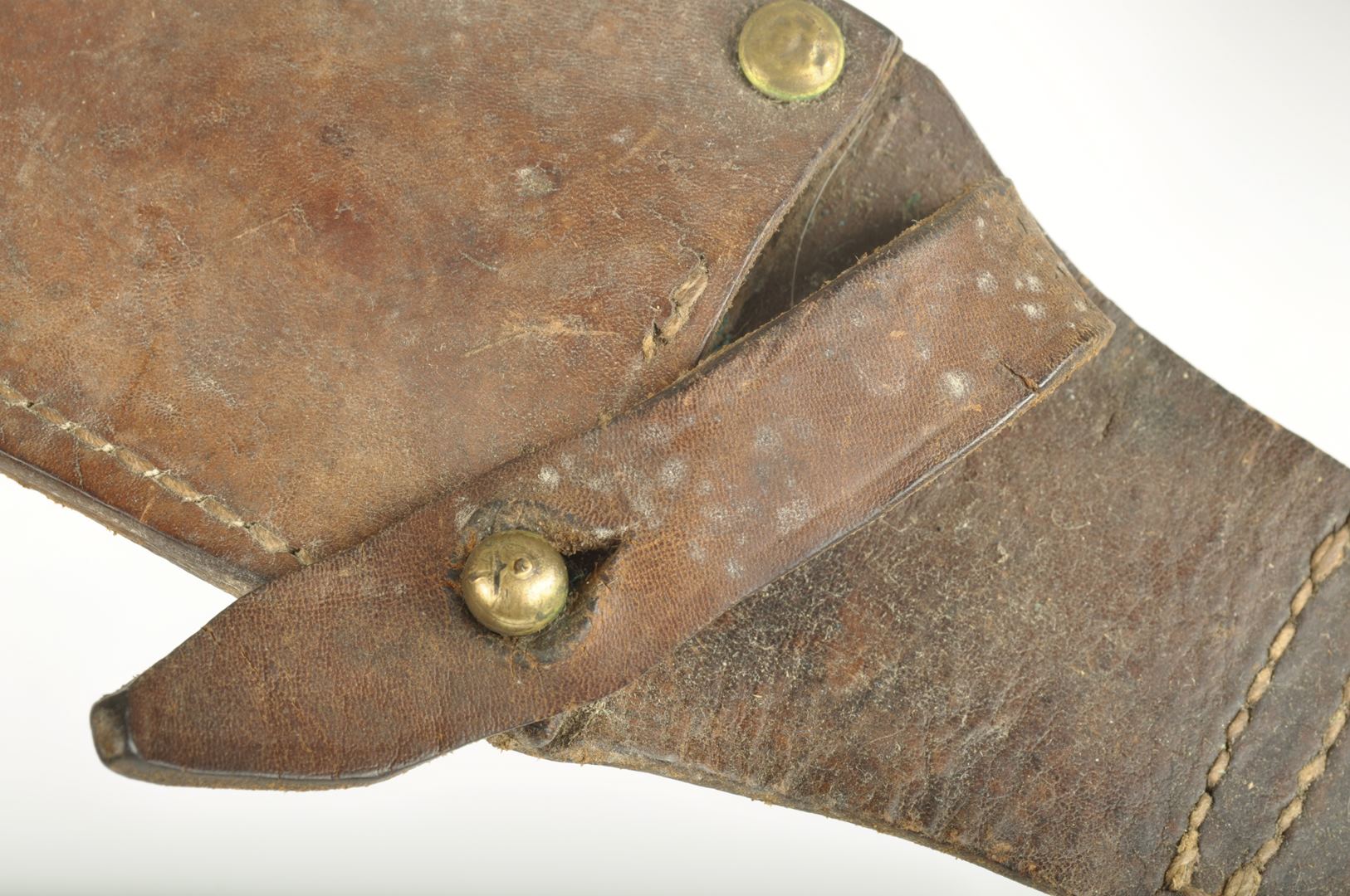 Couteau de jeune des Chantiers de jeunesse avec son fourreau réglementaire