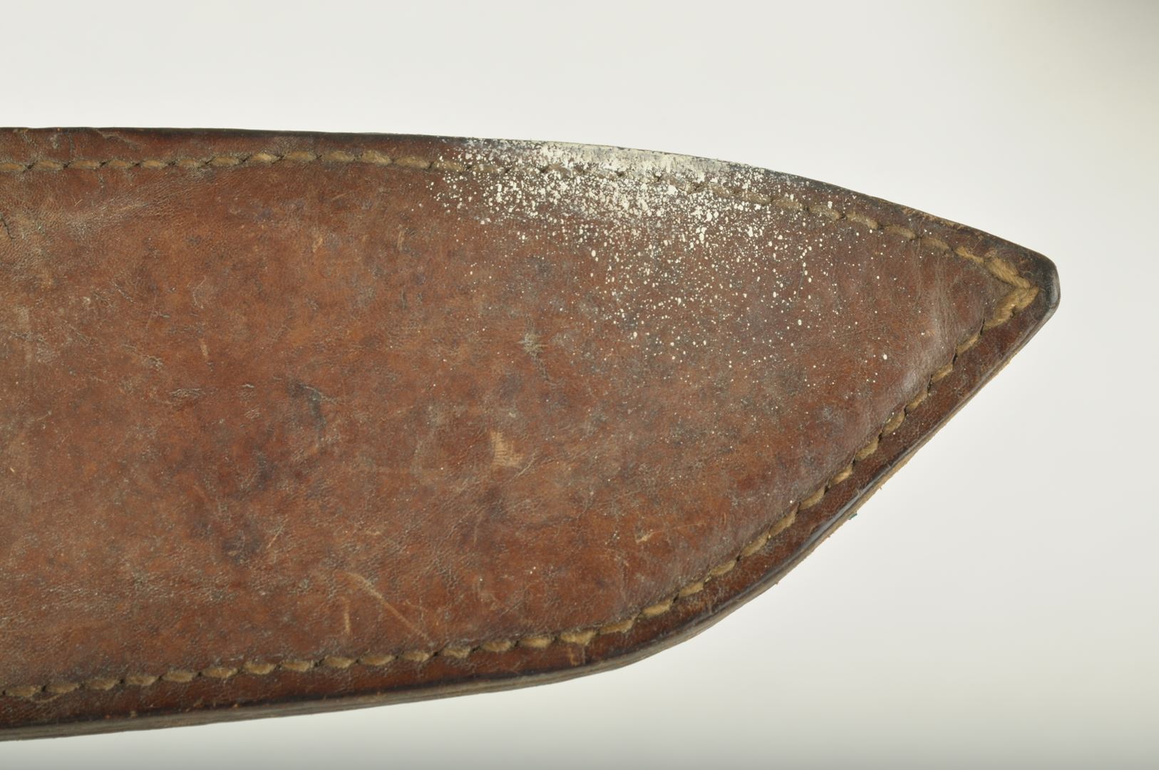 Couteau de jeune des Chantiers de jeunesse avec son fourreau réglementaire