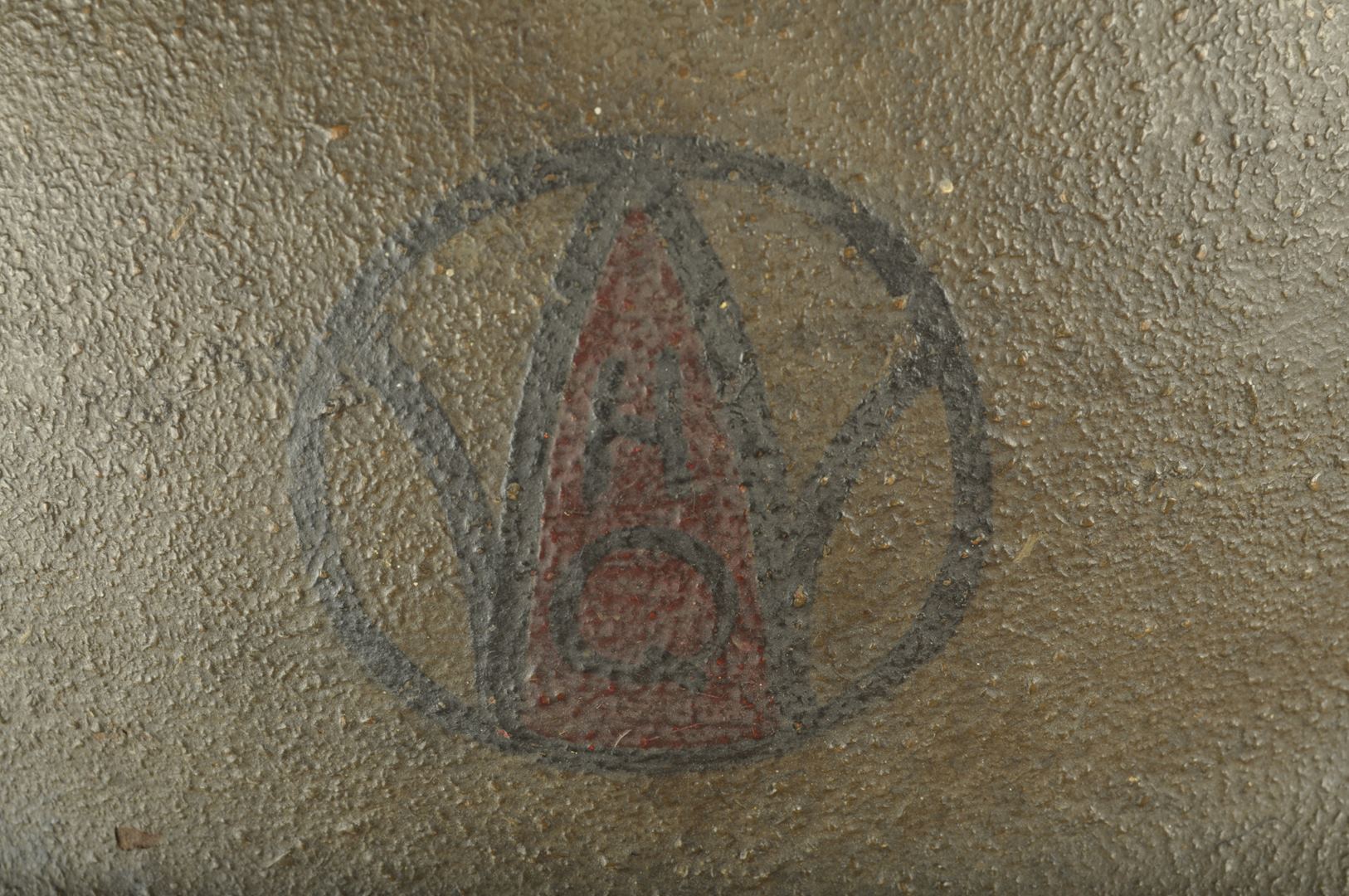 Casque US 17 / double insignes 89th Division Artillery Headquarters