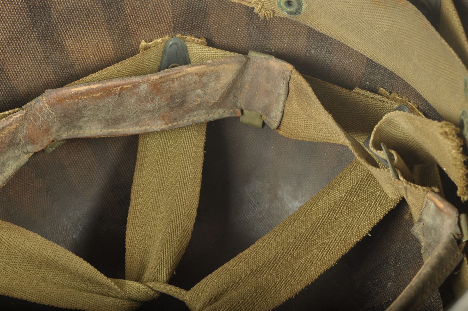 Casque US M1 SCHLUETER de l' US NAVY / Nominatif et identifié