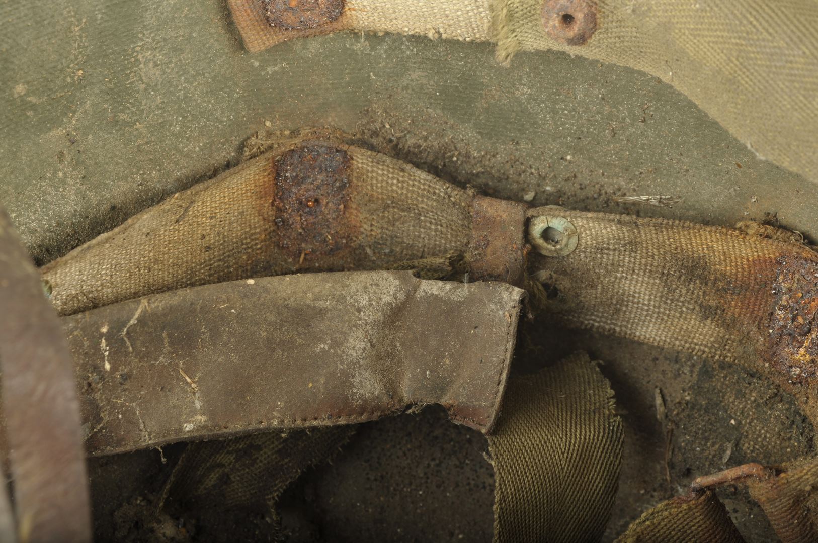 Sous casque Basse Pression marquage en relief Saint Clair sorti de grenier / Alençon
