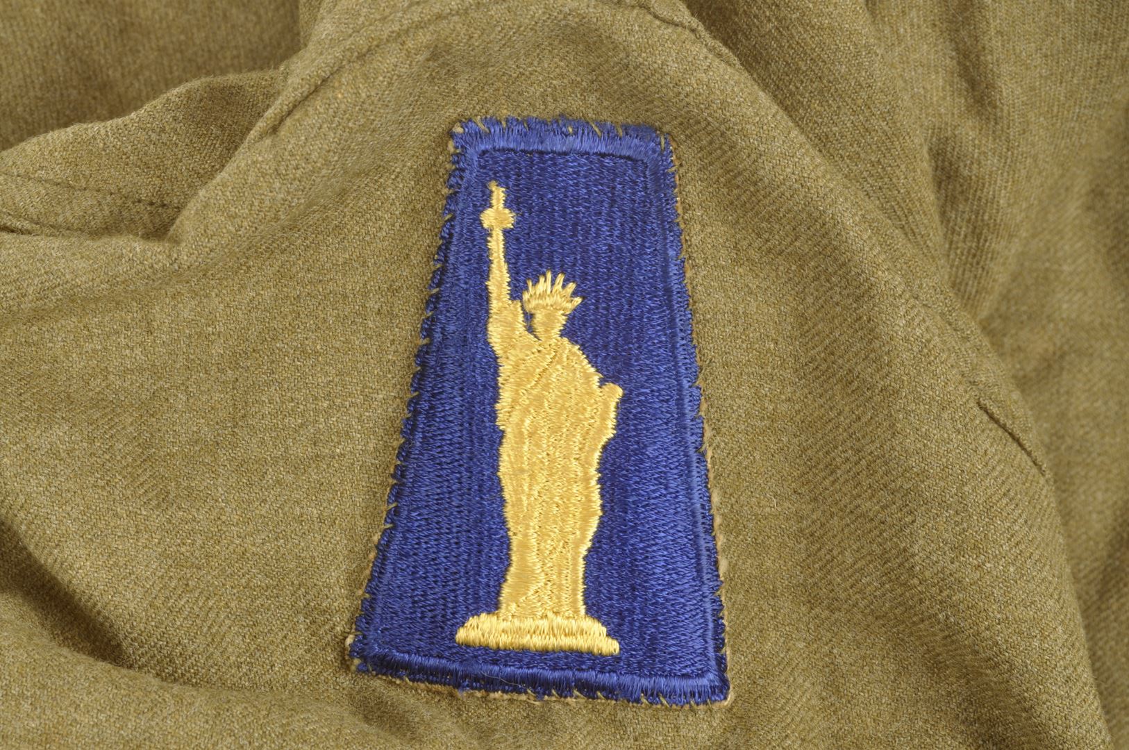 Chemise "moutarde" 77th Infantry Division identifiée / Okinawa