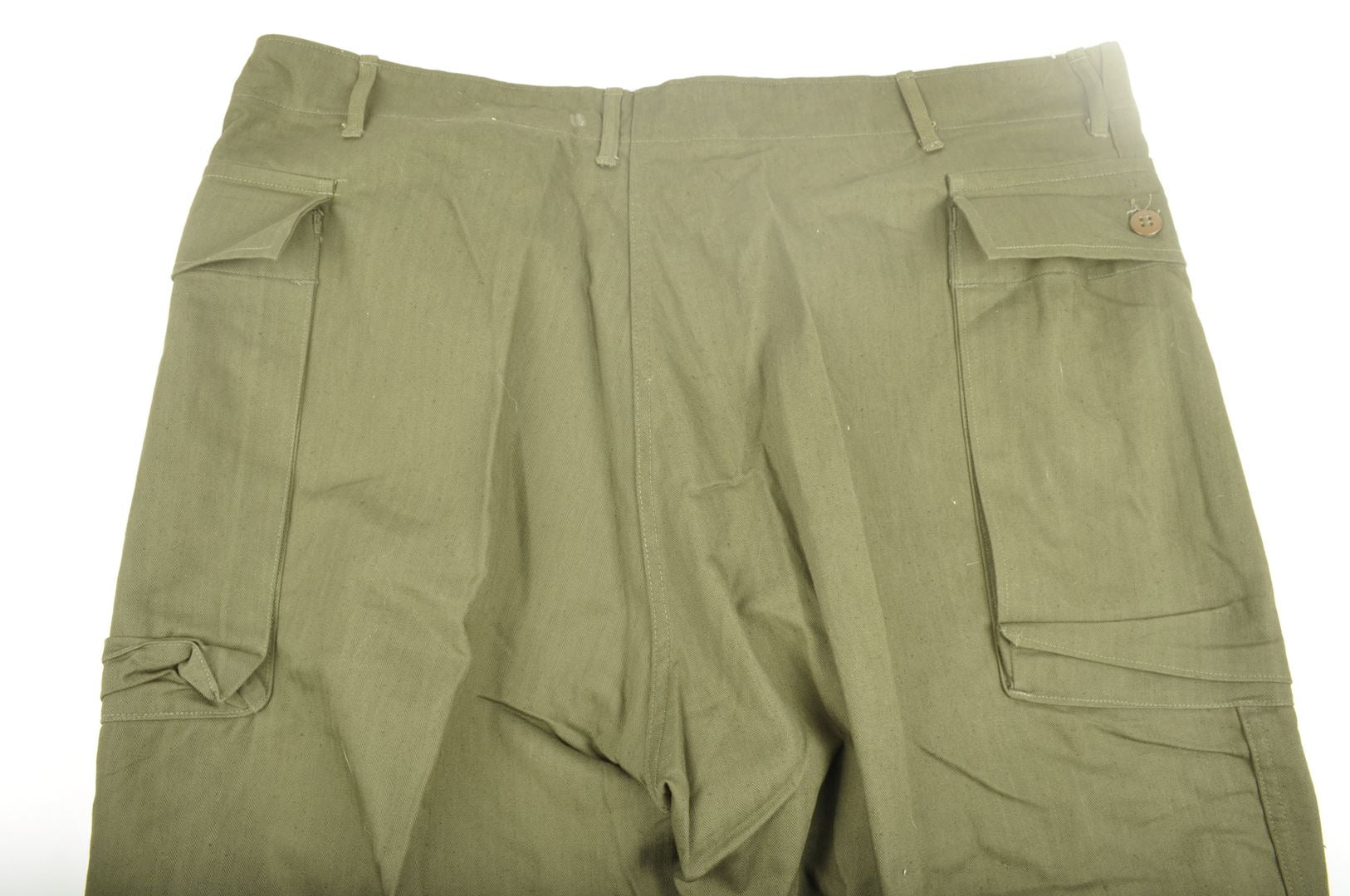 Pantalon HBT US ARMY / NEUF DE STOCK et daté 1944