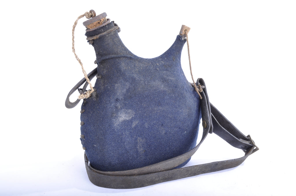 Bidon 1877 1ier type d'un litre avec sa housse gris de fer bleuté