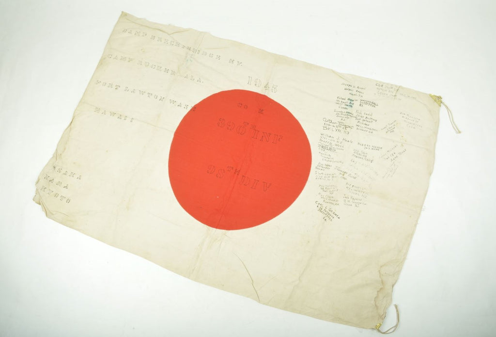 Drapeau Japonais signé par les soldats du 390th Inf / 98th Div