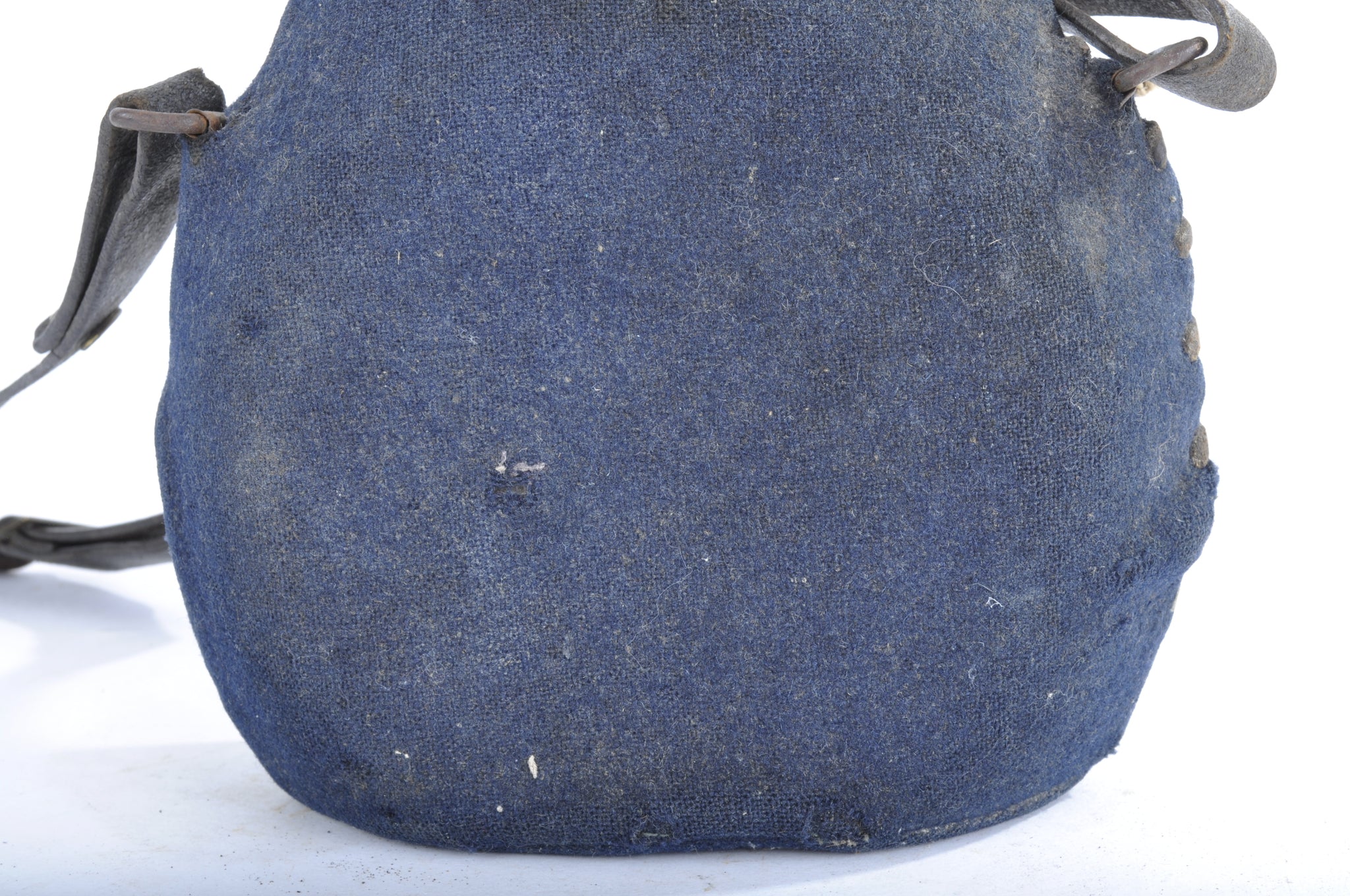 Bidon 1877 1ier type d'un litre avec sa housse gris de fer bleuté