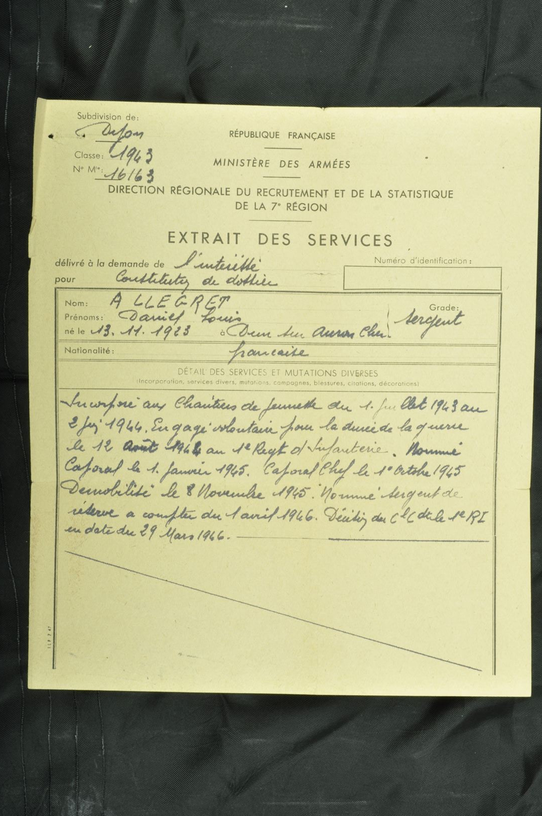 Ensemble documents 43 CJF / 1ier Régiment d' Infanterie / album photos FFI Bourges