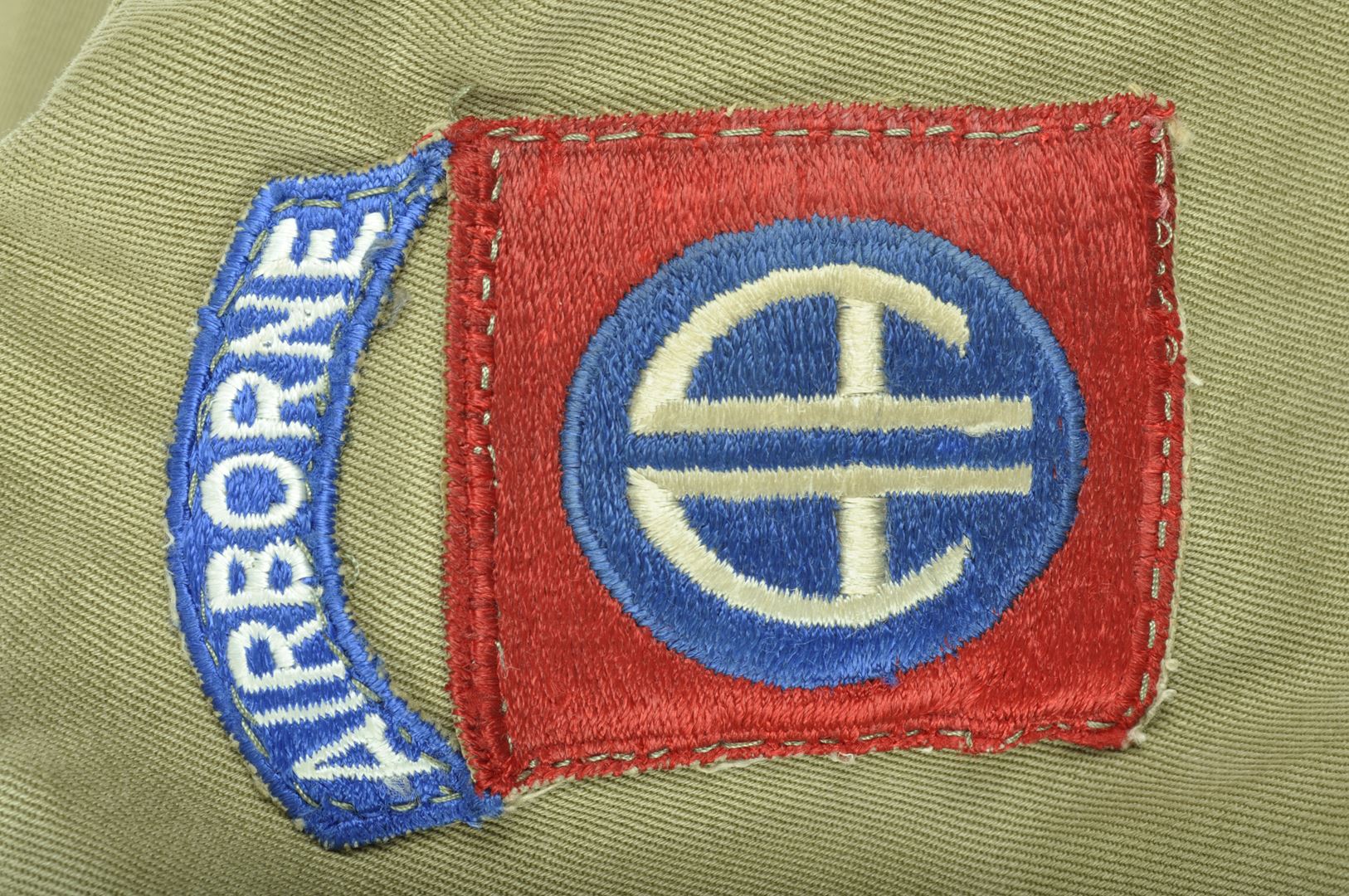 Veste de parachutiste US M-1942 82ième Airborne / Drapeau invasion en étamine